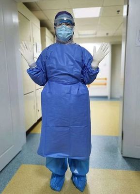 隔着防护服的爱 看不见的脸，看得见的守护