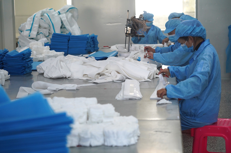 江西开足马力保供应 防护用品生产一线助力医护安全